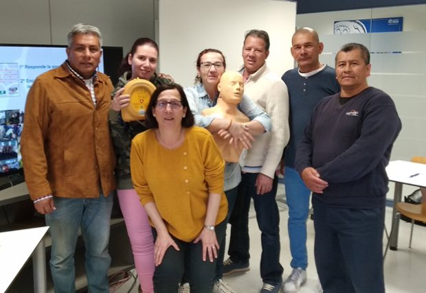 Grupo de personas al terminar una sesión de formación en RCP y uso de DEA