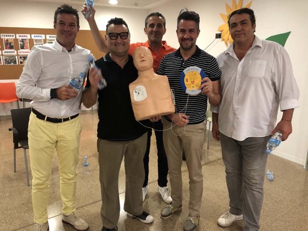 Grupo de personas al terminar una sesión de formación en RCP y uso de DEA