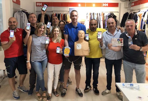 Grupo de personas al terminar una sesión de formación en RCP y uso de DEA