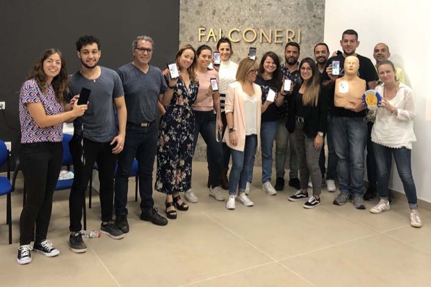 Grupo de personas al terminar una sesión de formación en RCP y uso de DEA