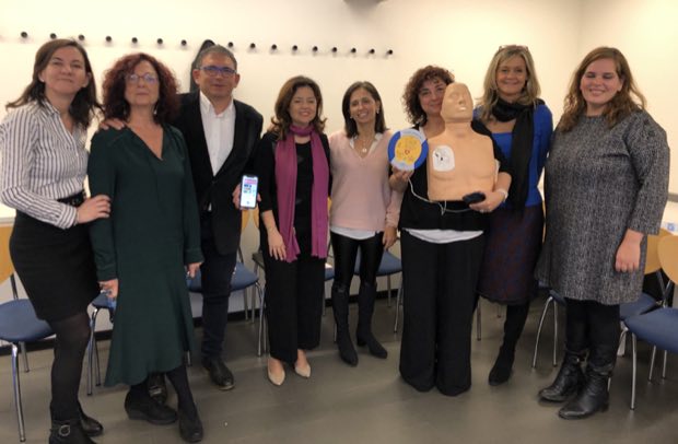 Grupo de personas al terminar una sesión de formación en RCP y uso de DEA