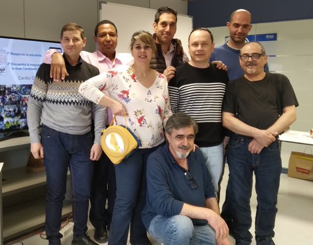 Grupo de personas al terminar una sesión de formación en RCP y uso de DEA