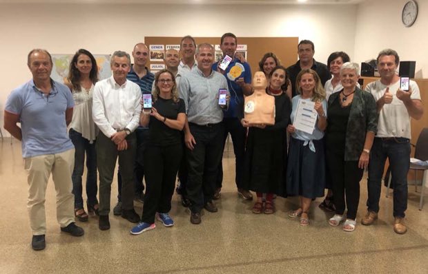 Grupo de personas al terminar una sesión de formación en RCP y uso de DEA