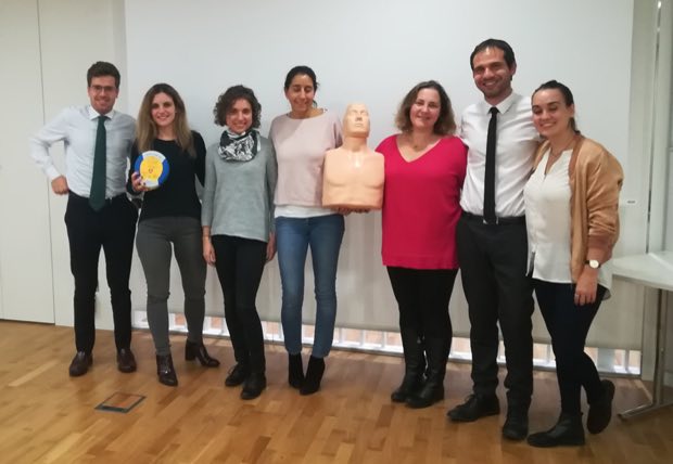 Grupo de personas al terminar una sesión de formación en RCP y uso de DEA