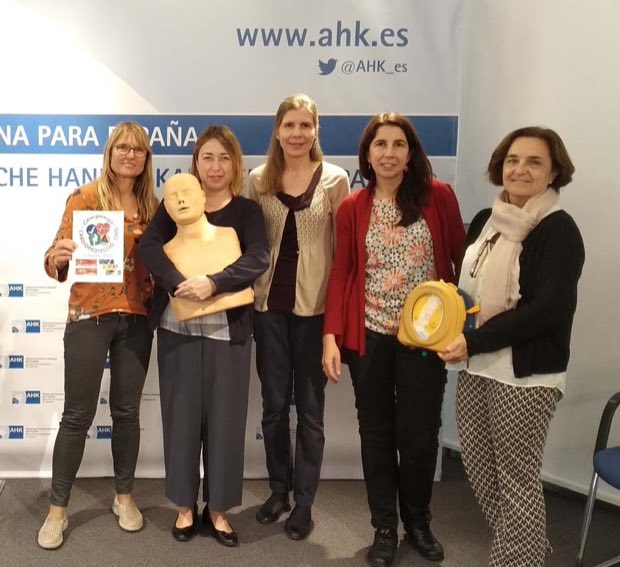 Grupo de personas al terminar una sesión de formación en RCP y uso de DEA