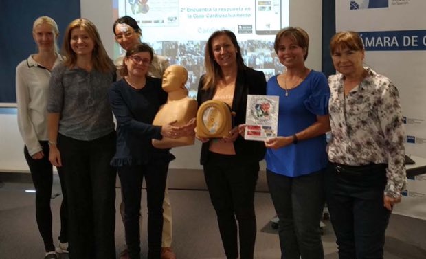 Grupo de personas al terminar una sesión de formación en RCP y uso de DEA