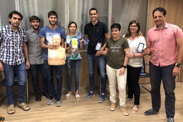 Grupo de personas al terminar una sesión de formación en RCP y uso de DEA