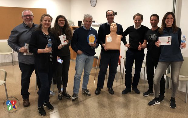 Grupo de personas al terminar una sesión de formación en RCP y uso de DEA